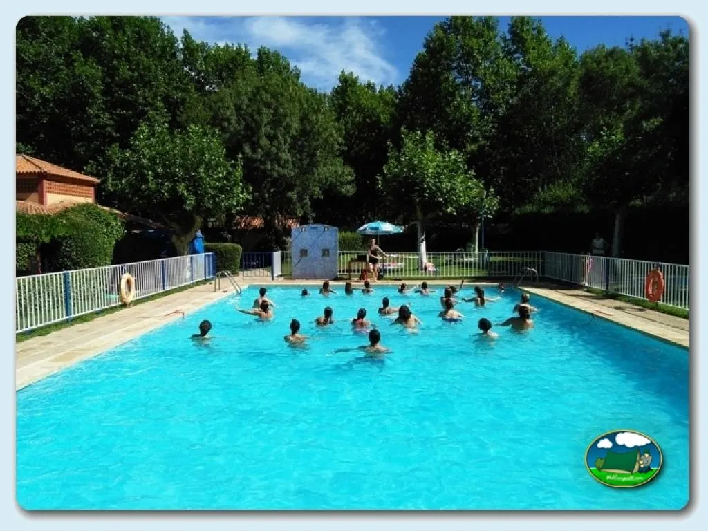 Piscina llena de bañistas con vistas a bosque del Camping El Pinajarro, Hervás (Cáceres)