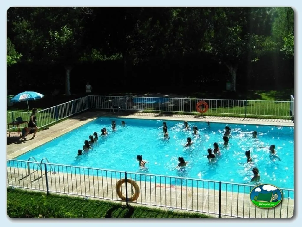 Piscina con animación infantil y zona arbolada del Camping El Pinajarro, Hervás (Cáceres)