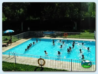 Piscina con animación infantil y zona arbolada del Camping El Pinajarro, Hervás (Cáceres)
