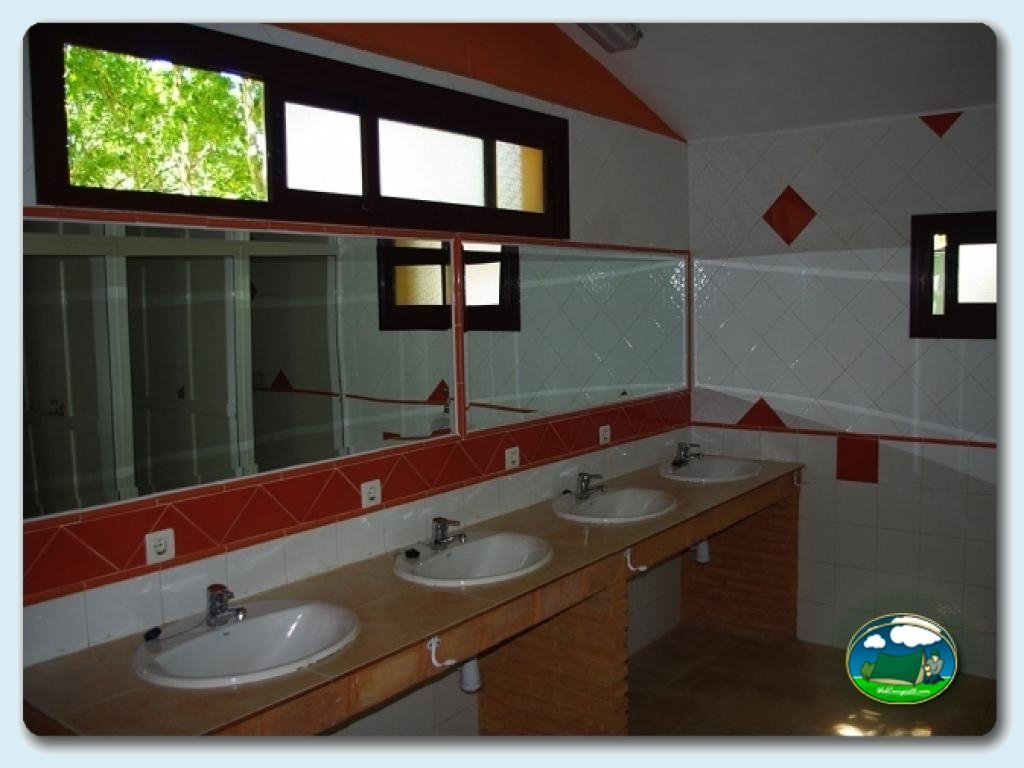 Servicios higi&eacute;nicos con agua caliente en Camping El Pinajarro, Cáceres, España