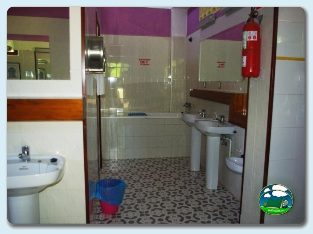 Servicios higi&eacute;nicos con agua caliente en Camping El Pinajarro, Cáceres, España