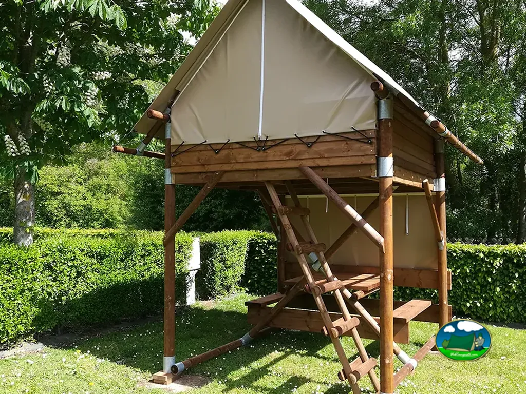 tienda elevada de madera