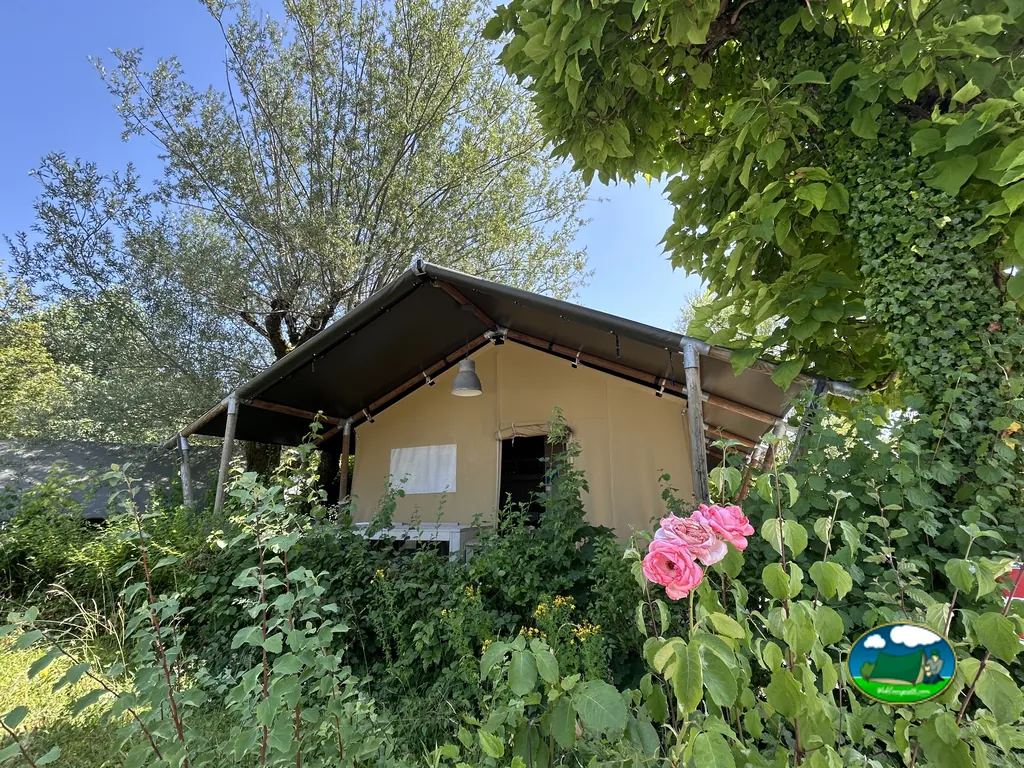 cabaña entre flores