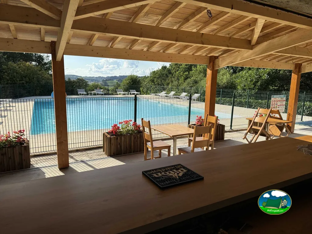 terraza junto a piscina