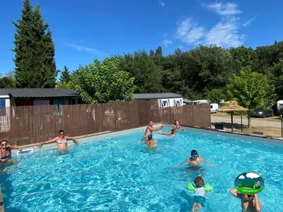 Piscina con alojamientos