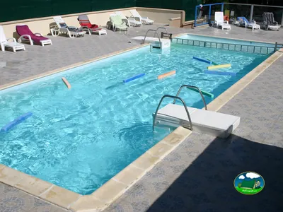 piscina exterior con flotadores