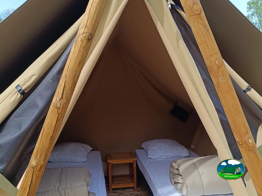 Glamping con camas individuales del Camping du Vieux Moulin, CHÂTILLON-SUR-CHALARONNE (Ain)
