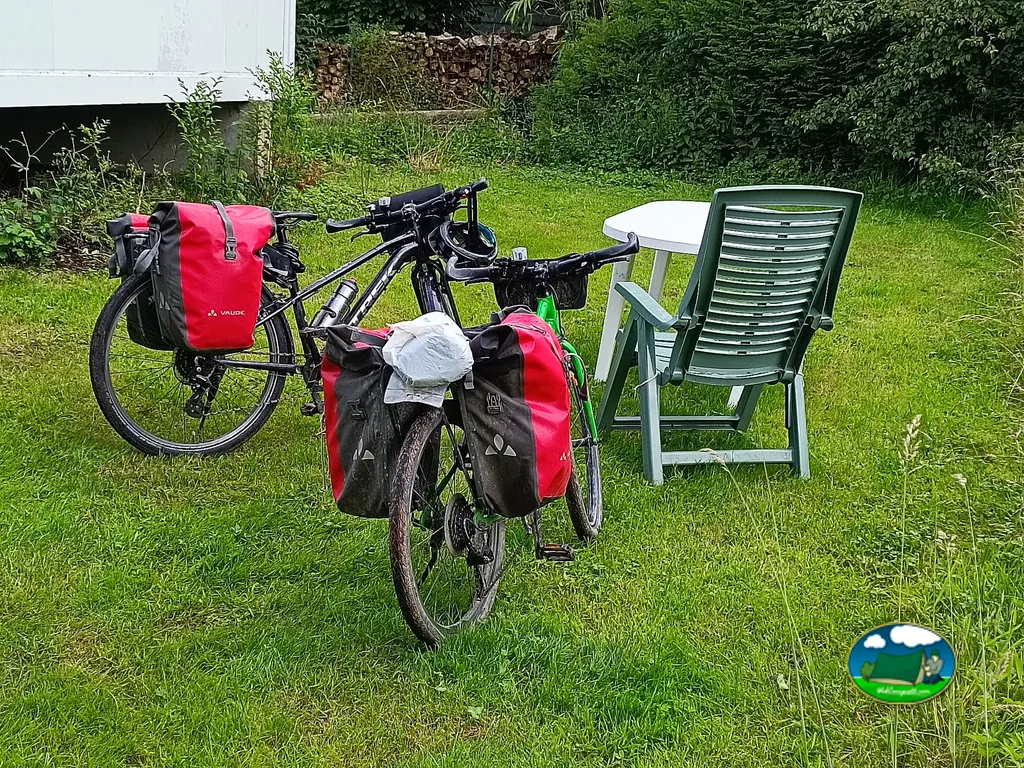 Bicicletas en parcela del Camping de la Vallée de l'Oise, GUISE (Aisne)