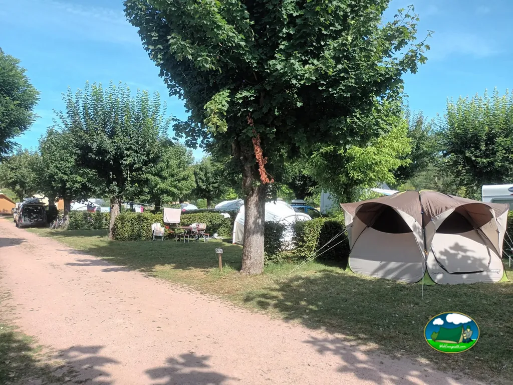 Tienda de acampada en parcela arbolada del Camping de la Gravière, SAINT-YORRE (Allier)