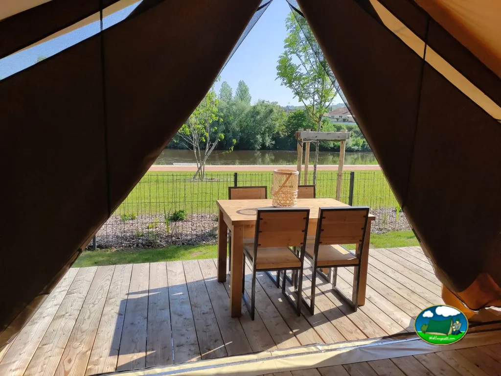 Glamping junto al río del Camping de la Gravière, SAINT-YORRE (Allier)