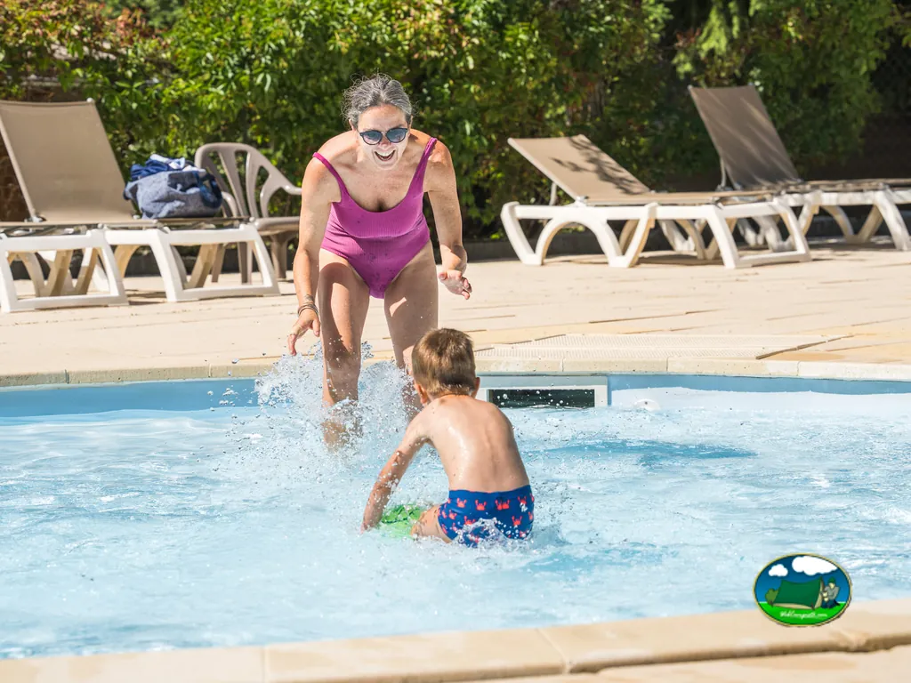 Piscina con zona de hamacas del Camping Le Fontarache, LES THUILES (Alpes de Alta Provenza)