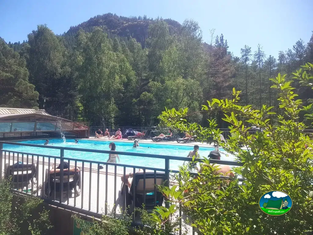 Piscina con vistas a la montaña del Camping Caravaneige L'Iscle de Prelles, SAINT-MARTIN-DE-QUEYRIÈRES (Altos Alpes)