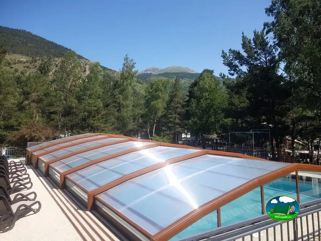 Piscina cubierta con vistas a la montaña del Camping Caravaneige L'Iscle de Prelles, SAINT-MARTIN-DE-QUEYRIÈRES (Altos Alpes)