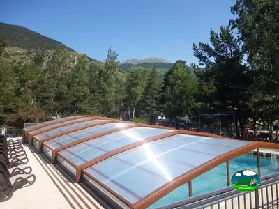 Piscina cubierta con vistas a la montaña del Camping Caravaneige L'Iscle de Prelles, SAINT-MARTIN-DE-QUEYRIÈRES (Altos Alpes)