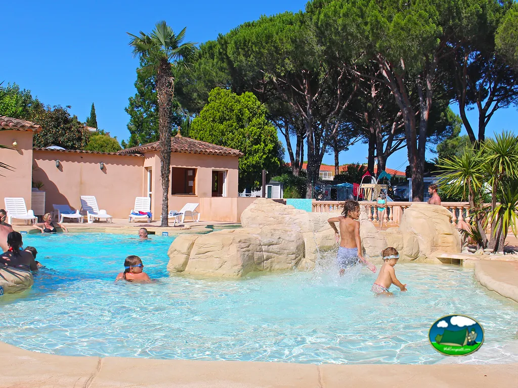 Piscina con juegos acuáticos del Camping Les Cigales (Baie de Cannes), MANDELIEU-LA-NAPOULE (Alpes Marítimos)