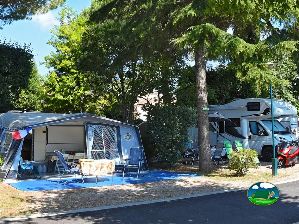 Parcela con tienda y caravana del Camping Les Cigales (Baie de Cannes), MANDELIEU-LA-NAPOULE (Alpes Marítimos)