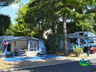 Parcela con tienda y caravana del Camping Les Cigales (Baie de Cannes), MANDELIEU-LA-NAPOULE (Alpes Marítimos)