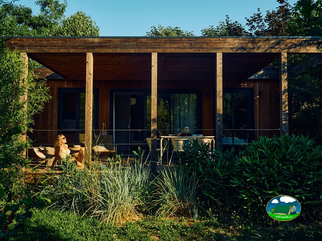 Bungalow con terraza del Camping Rives d'Arc (Collection Rivages), VALLON-PONT-D'ARC (Ardèche)
