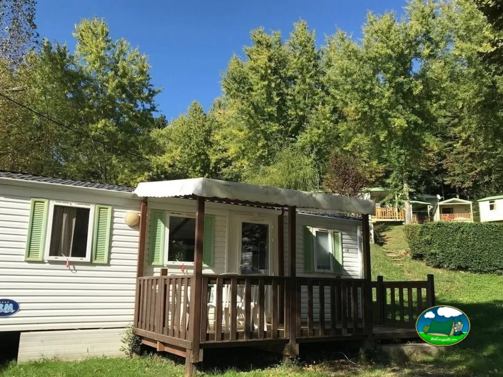 Mobil-home entre árboles del Camping Parc de Palétès, SAINT-GIRONS (Ariège)