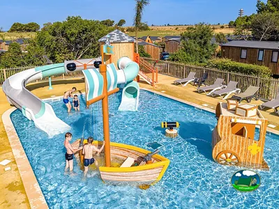 Piscina infantil con toboganes del Camping La Commanderie, RUSTIQUES (Aude)