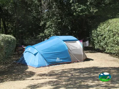 Tienda de acampada en parcela del Camping Municipal La Giraille, CASTELNAUDARY (Aude)