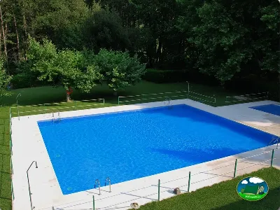 Piscina con vistas a la montaña y bosque del Camping Valle del Jerte, Jerte (Cáceres)