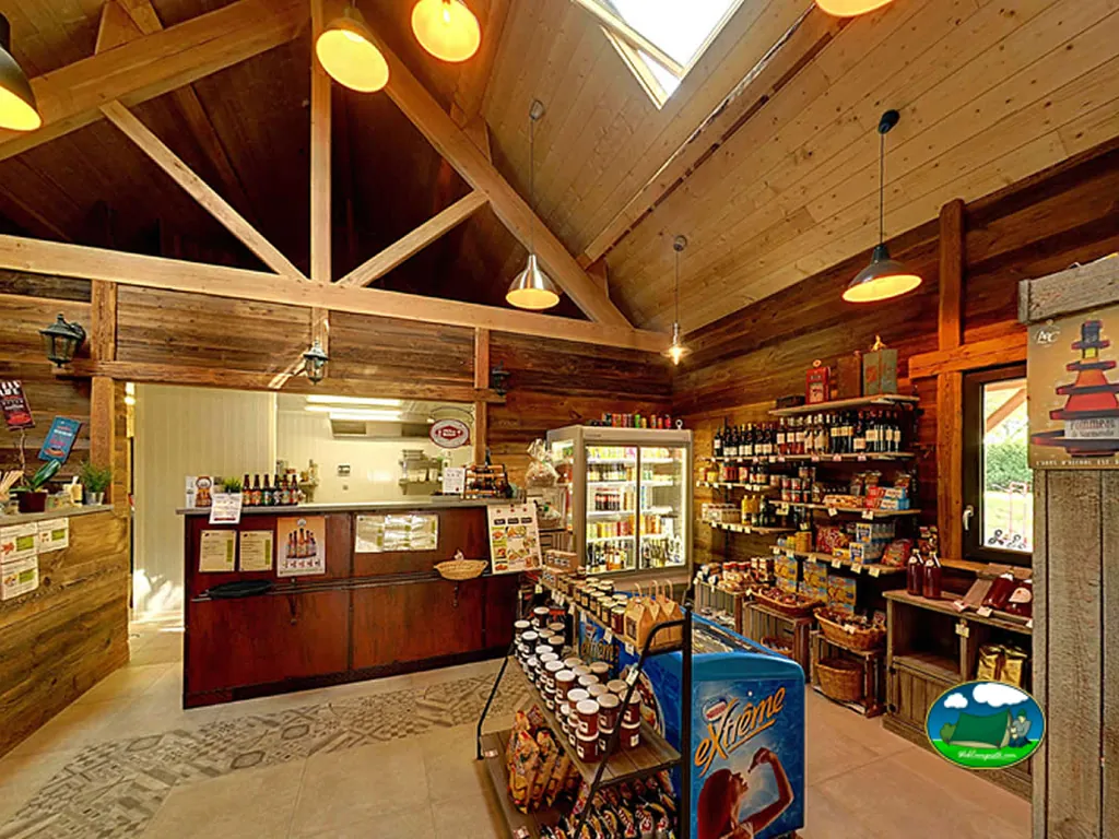 Supermercado y bar del Camping Les Rochers des Parcs, LE VEY (Calvados)