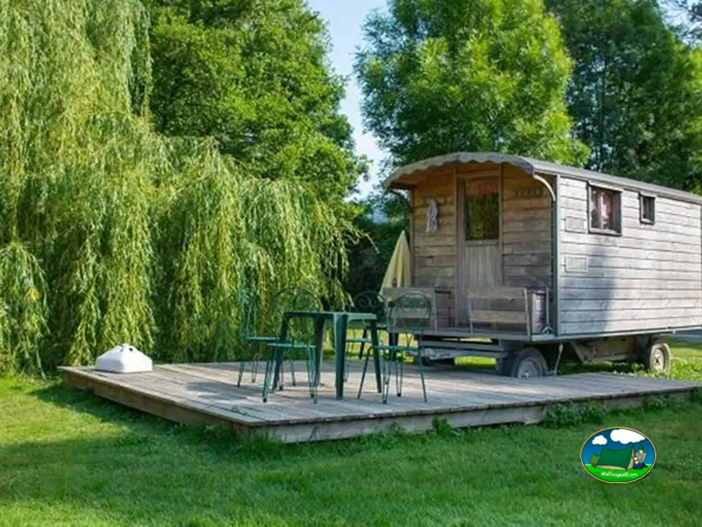 Cabaña con terraza ajardinada del Camping Les Rochers des Parcs, LE VEY (Calvados)