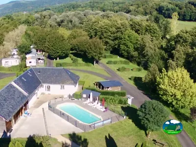 Piscina con vistas a la montaña del Camping du Val de Cère, POLMINHAC (Cantal)