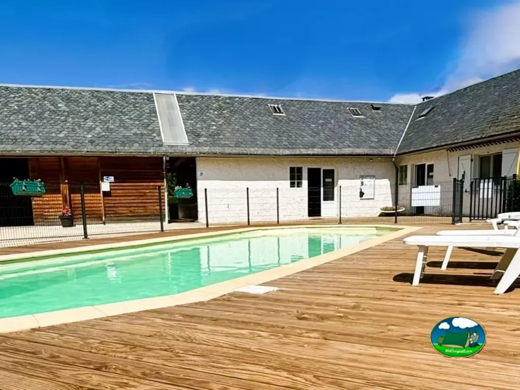Piscina exterior y terraza del Camping du Val de Cère, POLMINHAC (Cantal)