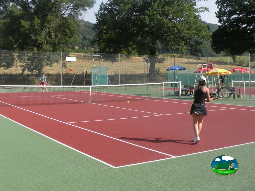 Pista de tenis del Camping du Val de Cère, POLMINHAC (Cantal)