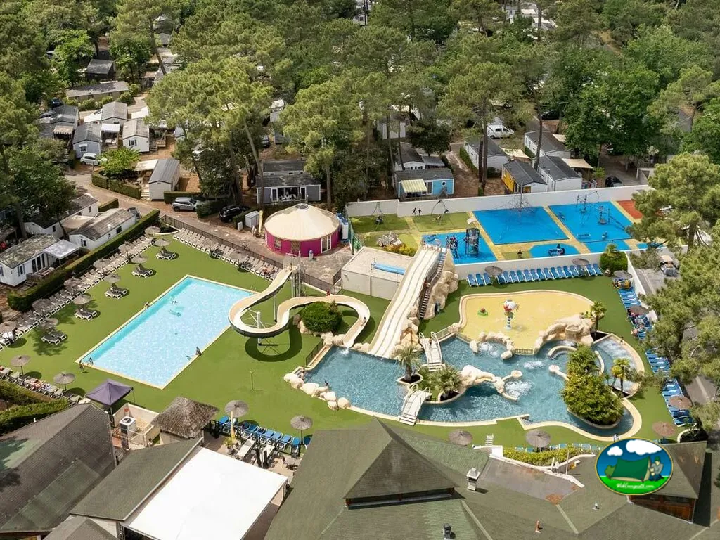 Piscina con toboganes del Camping L'Orée du Bois, LES MATHES (Charente Marítimo)