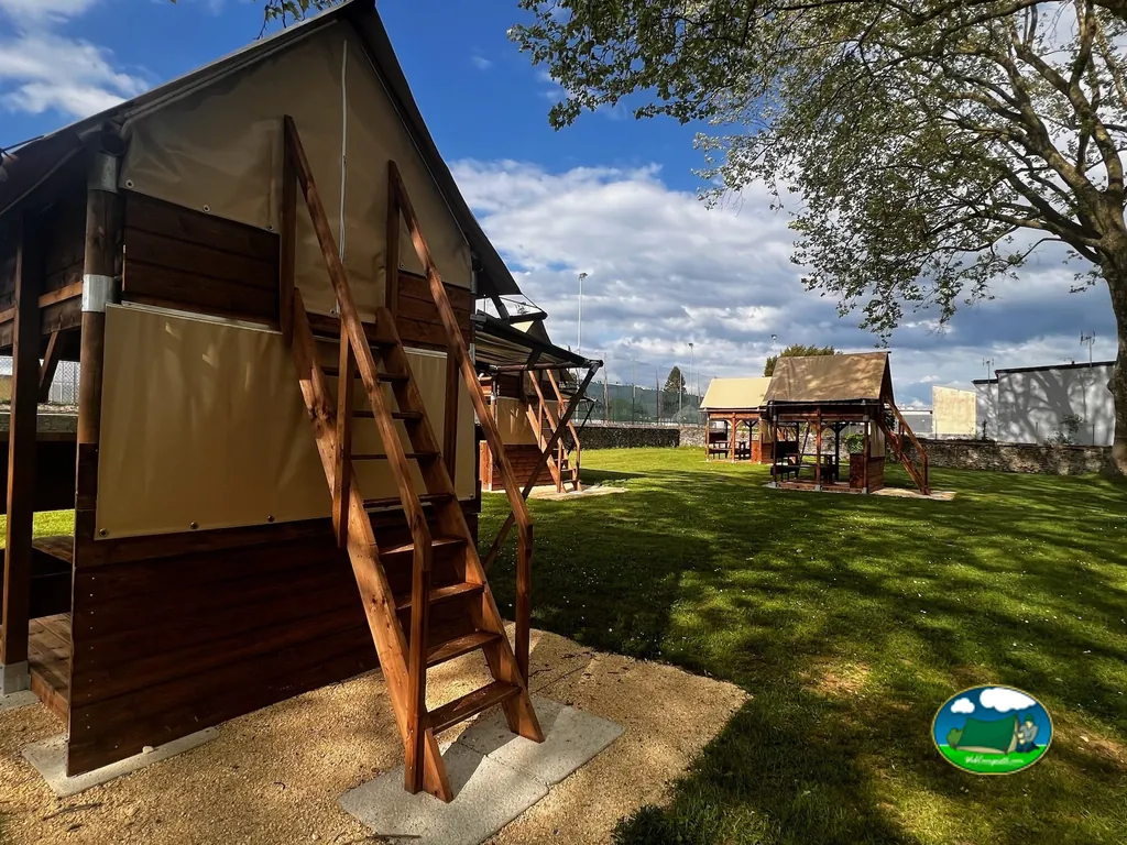 Glamping con parque infantil del Camping Municipal de Mehun-sur-Yèvre, MEHUN-SUR-YÈVRE (Cher)