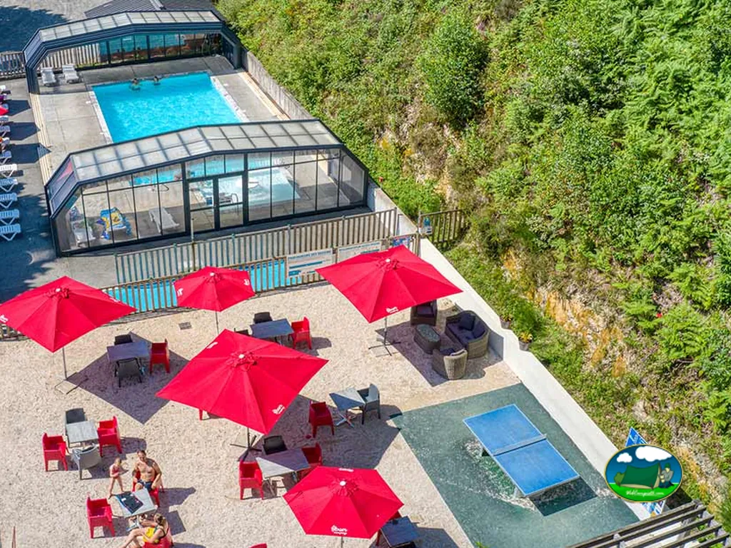 Piscina cubierta y terraza del Camping Flower Camping La Plage, TREIGNAC (Corrèze)