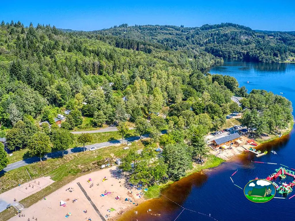 Playa junto al lago del Camping Flower Camping La Plage, TREIGNAC (Corrèze)