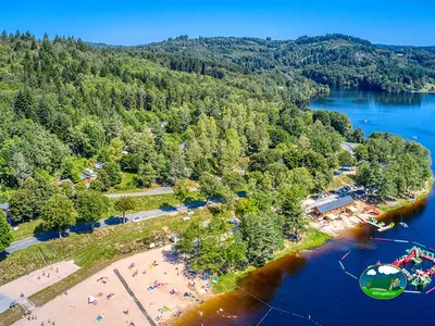 Playa junto al lago del Camping Flower Camping La Plage, TREIGNAC (Corrèze)