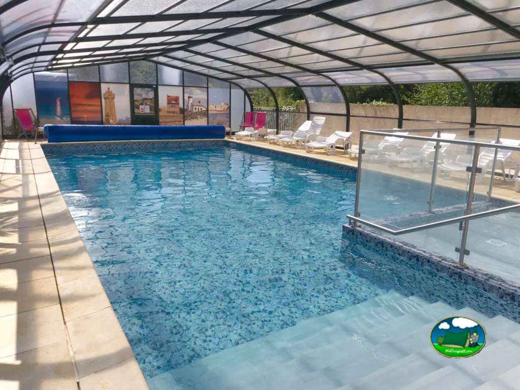 Piscina cubierta climatizada del Camping Flower Camping Le Mat, TRÉVOU-TRÉGUIGNEC (Côtes-d'Armor)