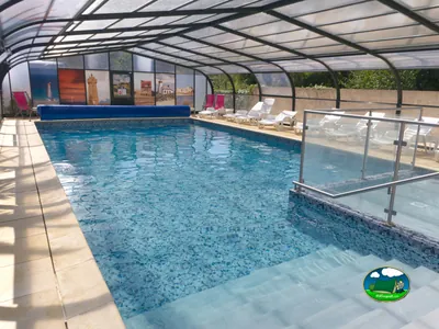 Piscina cubierta climatizada del Camping Flower Camping Le Mat, TRÉVOU-TRÉGUIGNEC (Côtes-d'Armor)