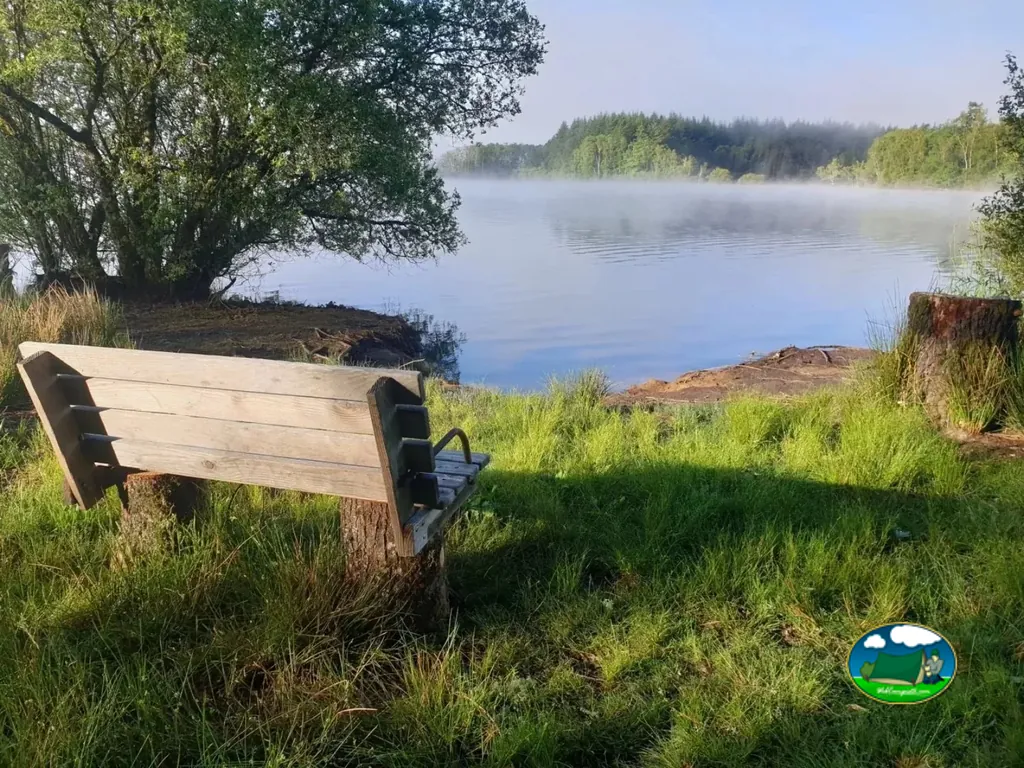 Lago con banco junto al agua del Camping Bois et Nature, ROYÈRE-DE-VASSIVIÈRE (Creuse)