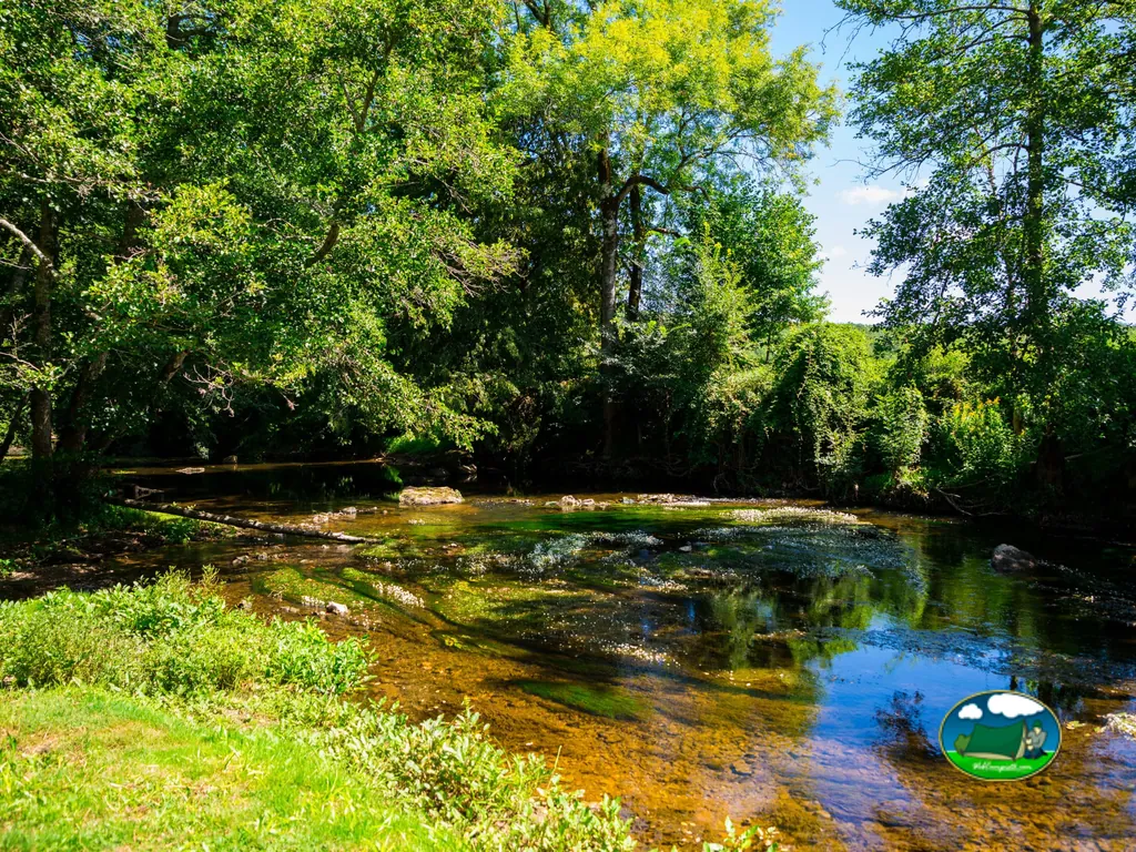 Río entre árboles del Camping d'Auberoche, LE CHANGE (Dordoña)