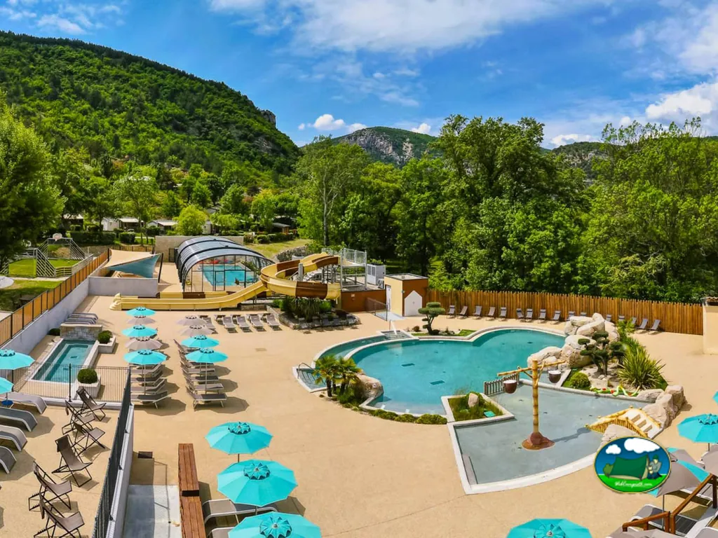 Piscina con vistas a la montaña del Camping Yelloh! Village Les Ramières, SAHUNE (Drôme)