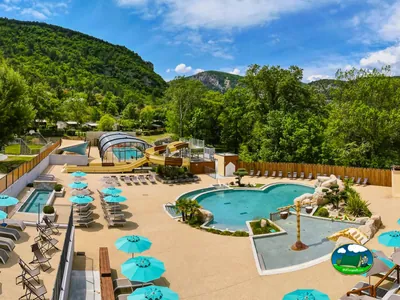 Piscina con vistas a la montaña del Camping Yelloh! Village Les Ramières, SAHUNE (Drôme)