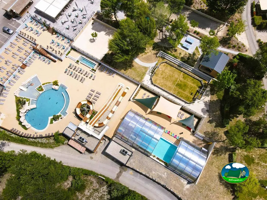 Piscina climatizada y parque acuático del Camping Yelloh! Village Les Ramières, SAHUNE (Drôme)