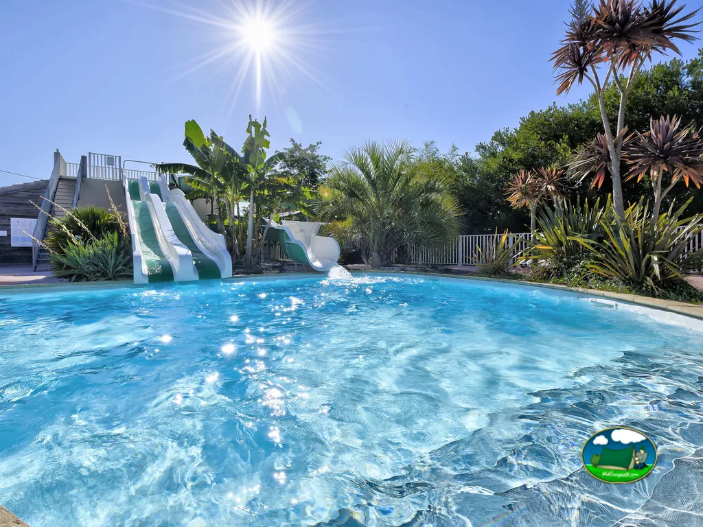piscina con toboganes y palmeras