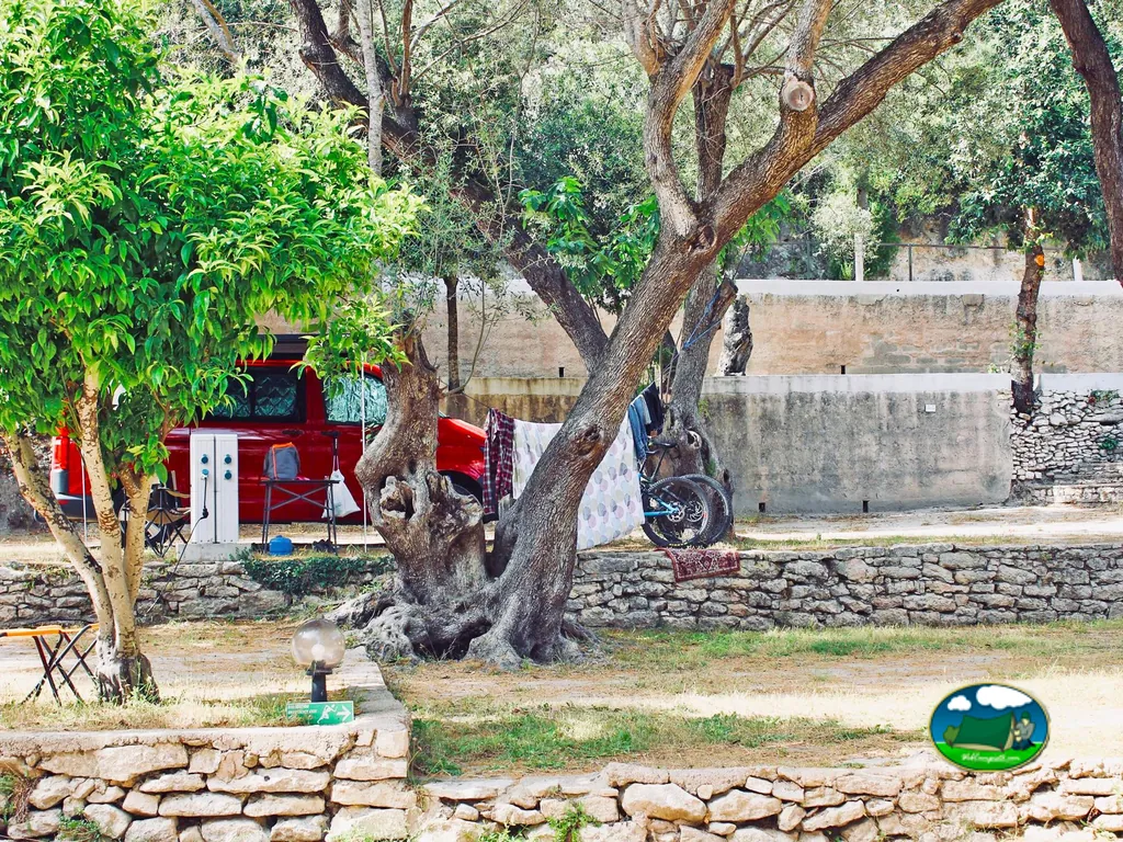 Parcela entre árboles del Camping Araguina, BONIFACIO (Córcega del Sur)