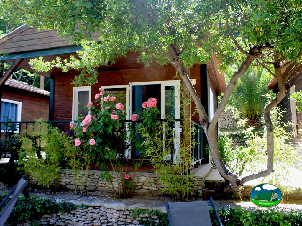 Bungalow rodeado de vegetación del Camping Araguina, BONIFACIO (Córcega del Sur)