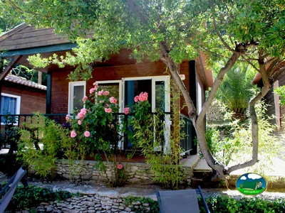 Bungalow rodeado de vegetación del Camping Araguina, BONIFACIO (Córcega del Sur)