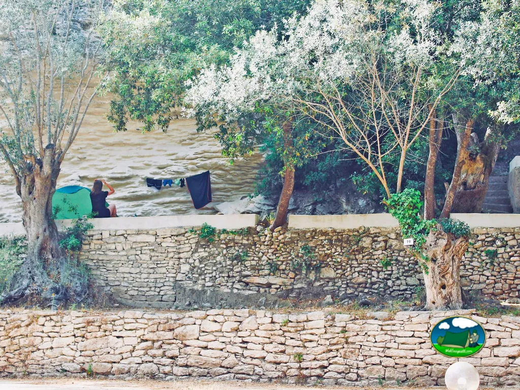Parcela de acampada arbolada del Camping Araguina, BONIFACIO (Córcega del Sur)