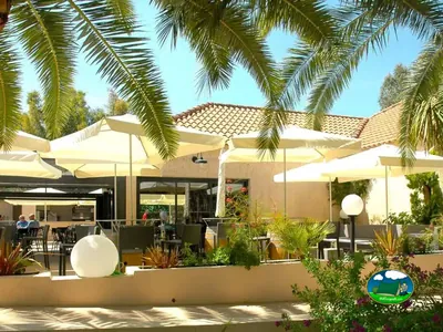 Restaurante con terraza del Camping La Pinède, CALVI (Alta Córcega)