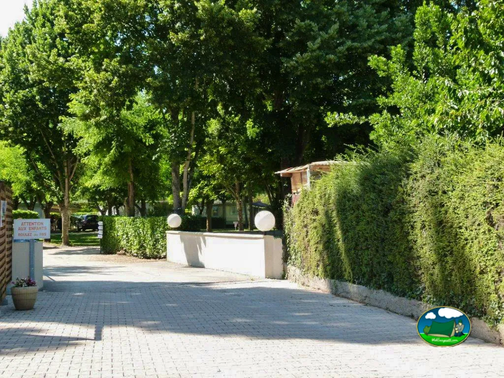 Entrada arbolada del Camping Le Clos, SAINT-AMBROIX (Gard)